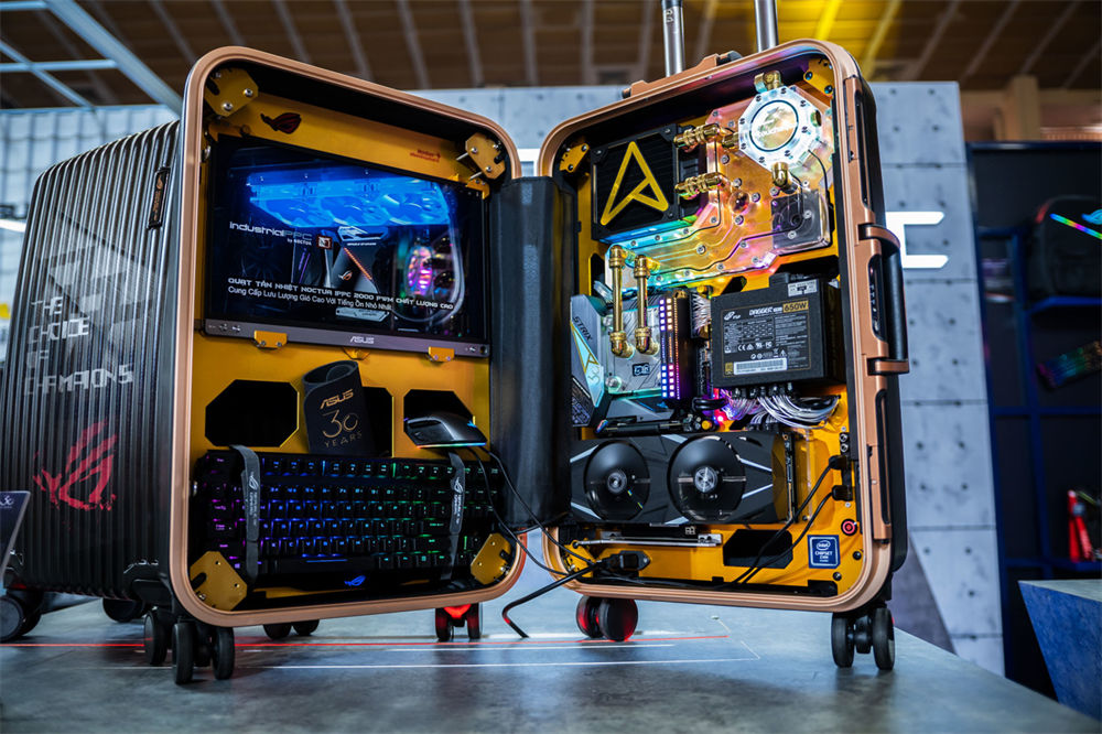 把水冷电脑装进行李箱！华硕ROG Suitcase概念水冷电脑图片